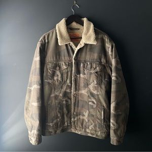 Levi’s Camouflage Sherpa Lined Trucker Jacket Men’s Size XL